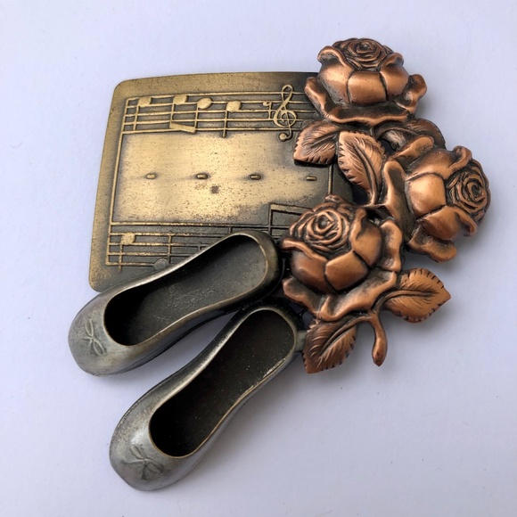 Ballerina Slippers K&T vintage , Sheet music, Roses Brooch Pin - Picture 3 of 3